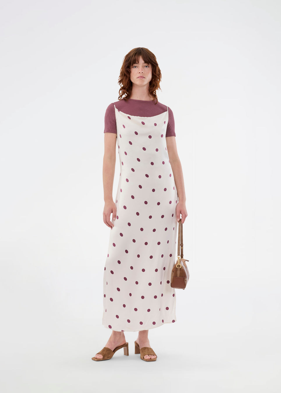 Lang kjole i satin med polkaprikker. Vanjamd Print Dress har fine spaghettistropper, vandfaldsudskæring og et løst, elegant fald, der skaber et feminint og moderne udtryk. 