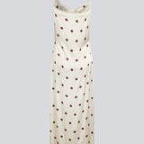 Lang kjole i satin med polkaprikker. Vanjamd Print Dress har fine spaghettistropper, vandfaldsudskæring og et løst, elegant fald, der skaber et feminint og moderne udtryk. 