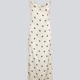 Lang kjole i satin med polkaprikker. Vanjamd Print Dress har fine spaghettistropper, vandfaldsudskæring og et løst, elegant fald, der skaber et feminint og moderne udtryk. 