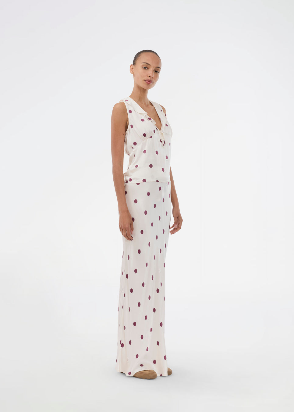 Lang nederdel i hvid satin med polkaprikker. Vanjamd Print Skirt har et løst, elegant fald og elastik i taljen for et behageligt og feminint udtryk. Perfekt til både hverdags- og aftenlooks.&nbsp;