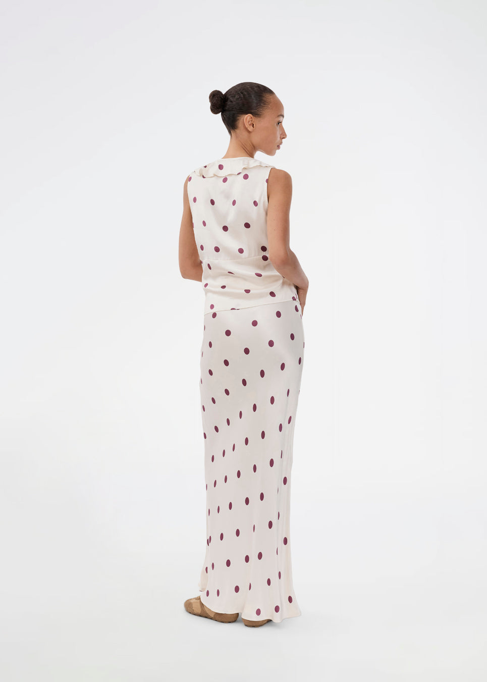 Ærmeløs top med polkaprikker og flæsekant. Vanjamd Print Top har femine detaljer som v-udskæring, rynkekant og bindedetalje under barmen for et elegant look.&nbsp;