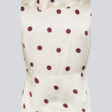 Ærmeløs top med polkaprikker og flæsekant. Vanjamd Print Top har femine detaljer som v-udskæring, rynkekant og bindedetalje under barmen for et elegant look.&nbsp;