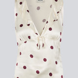 Ærmeløs top med polkaprikker og flæsekant. Vanjamd Print Top har femine detaljer som v-udskæring, rynkekant og bindedetalje under barmen for et elegant look.&nbsp;