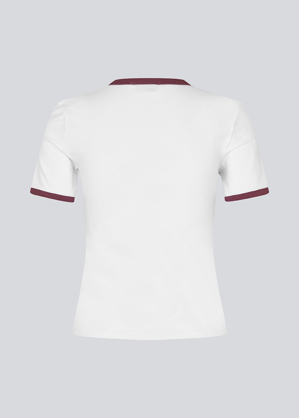 Kortærmet hvid T-shirt med kontrastkanter og logo foran. VernoMD T-shirt er fremstillet i blød, økologisk bomuldsjersey med stretch for en behagelig og kropsnær pasform. Et enkelt og sporty design, perfekt til både hverdag og fritid.&nbsp;