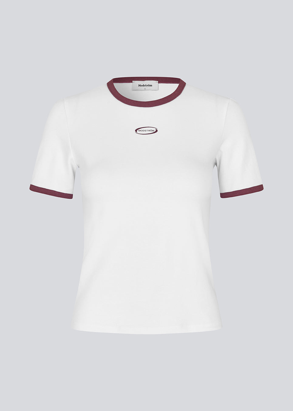Kortærmet hvid T-shirt med kontrastkanter og logo foran. VernoMD T-shirt er fremstillet i blød, økologisk bomuldsjersey med stretch for en behagelig og kropsnær pasform. Et enkelt og sporty design, perfekt til både hverdag og fritid.&nbsp;