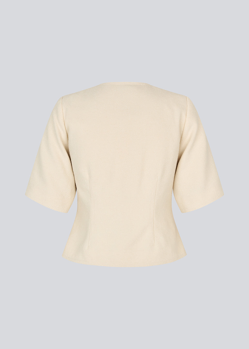 Kortærmet figursyet blazer. VesMD blazer har korte ærmer og rund halsudskæring. Den elegante knappelukning foran giver et sofistikeret udtryk og gør, at blazeren også kan styles som en top.