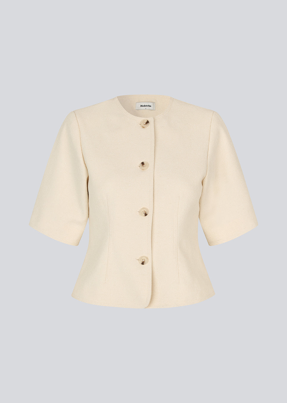Kortærmet figursyet blazer. VesMD blazer har korte ærmer og rund halsudskæring. Den elegante knappelukning foran giver et sofistikeret udtryk og gør, at blazeren også kan styles som en top.