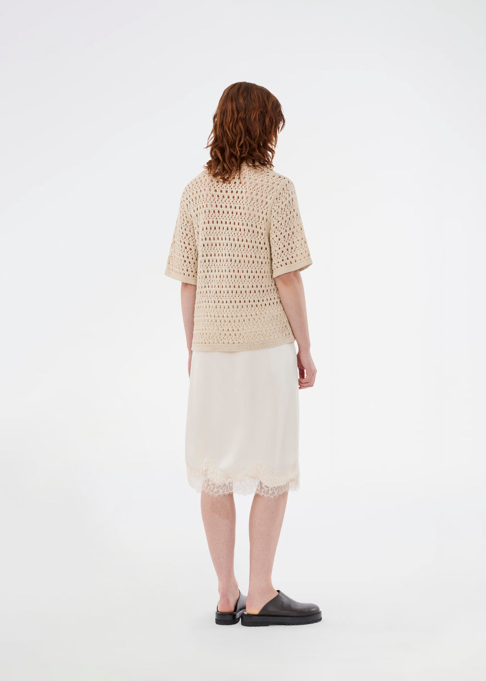 Elegant og let cardigan i et smukt strikket hulmønster. VesterMD cardigan har korte ærmer, krave og justerbar snørelukning foran, der giver et feminint og afslappet udtryk. Fremstillet i 100% økologisk bomuld for en blød og åndbar komfort.