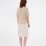 Elegant og let cardigan i et smukt strikket hulmønster. VesterMD cardigan har korte ærmer, krave og justerbar snørelukning foran, der giver et feminint og afslappet udtryk. Fremstillet i 100% økologisk bomuld for en blød og åndbar komfort.