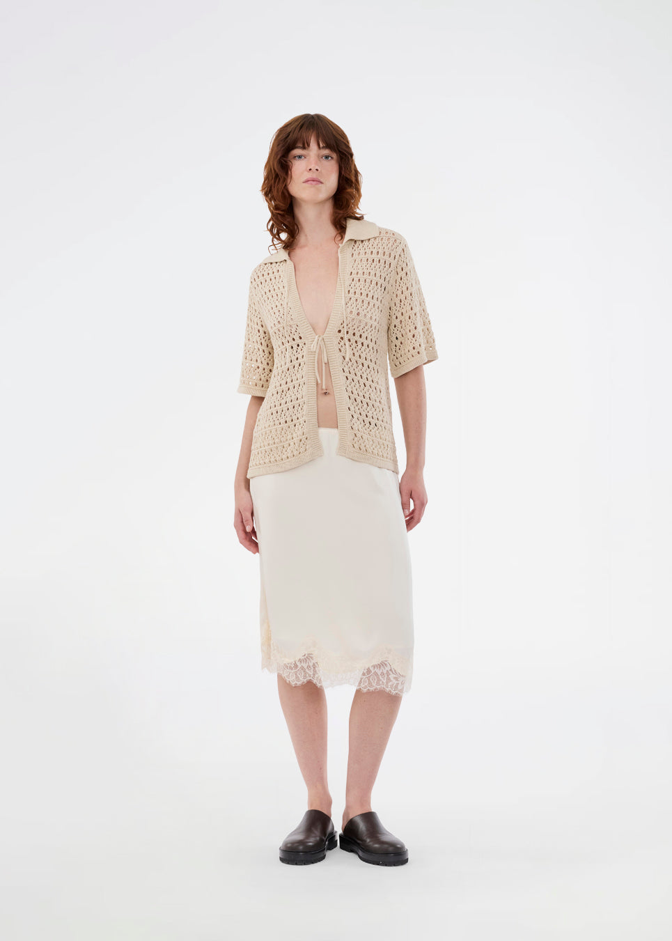 Elegant og let cardigan i et smukt strikket hulmønster. VesterMD cardigan har korte ærmer, krave og justerbar snørelukning foran, der giver et feminint og afslappet udtryk. Fremstillet i 100% økologisk bomuld for en blød og åndbar komfort.