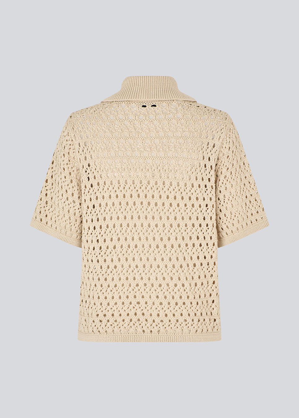 Elegant og let cardigan i et smukt strikket hulmønster. VesterMD cardigan har korte ærmer, krave og justerbar snørelukning foran, der giver et feminint og afslappet udtryk. Fremstillet i 100% økologisk bomuld for en blød og åndbar komfort.