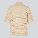 Elegant og let cardigan i et smukt strikket hulmønster. VesterMD cardigan har korte ærmer, krave og justerbar snørelukning foran, der giver et feminint og afslappet udtryk. Fremstillet i 100% økologisk bomuld for en blød og åndbar komfort.
