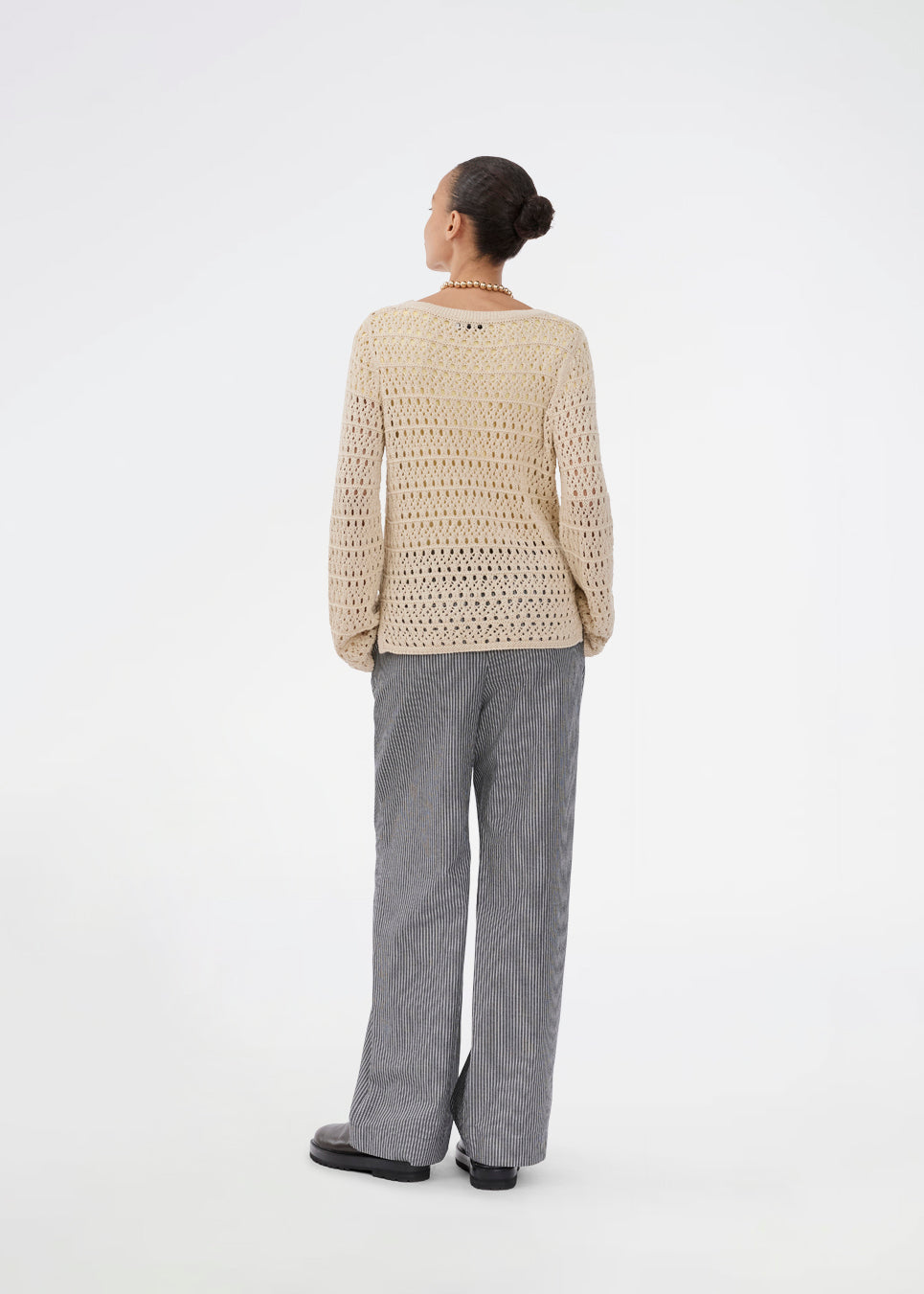 Strikket langærmet beige top med hulmønster, perfekt til lag-på-lag. VesterMD O-neck er fremstillet i 100% økologisk bomuld og har en klassisk rund hals.