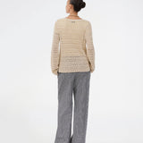 Strikket langærmet beige top med hulmønster, perfekt til lag-på-lag. VesterMD O-neck er fremstillet i 100% økologisk bomuld og har en klassisk rund hals.