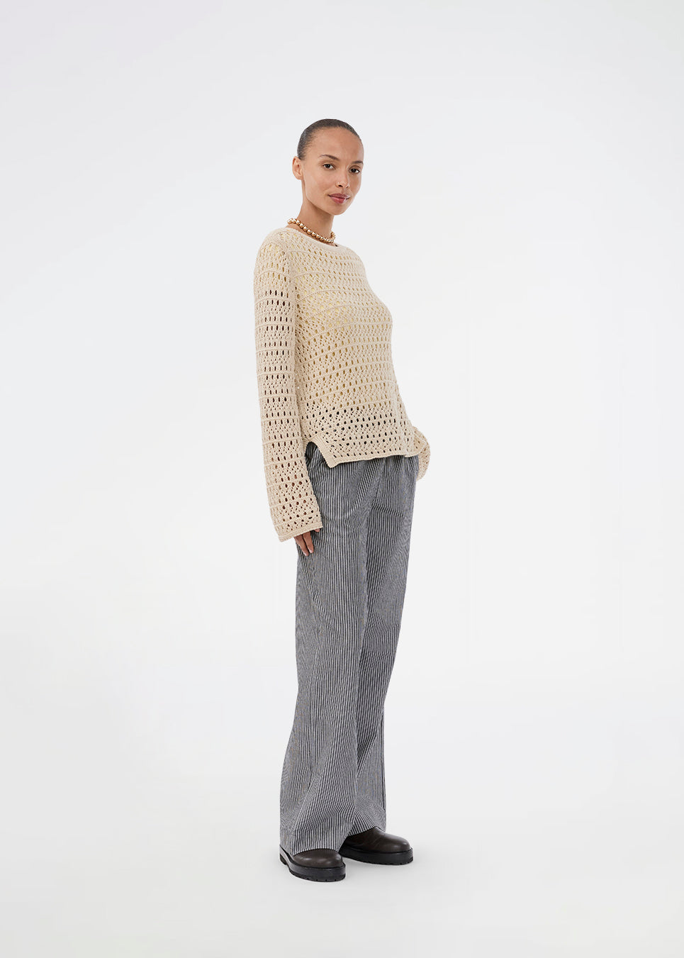 Strikket langærmet beige top med hulmønster, perfekt til lag-på-lag. VesterMD O-neck er fremstillet i 100% økologisk bomuld og har en klassisk rund hals.