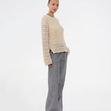 Strikket langærmet beige top med hulmønster, perfekt til lag-på-lag. VesterMD O-neck er fremstillet i 100% økologisk bomuld og har en klassisk rund hals.