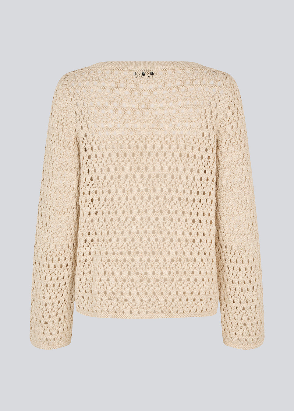 Strikket langærmet beige top med hulmønster, perfekt til lag-på-lag. VesterMD O-neck er fremstillet i 100% økologisk bomuld og har en klassisk rund hals.