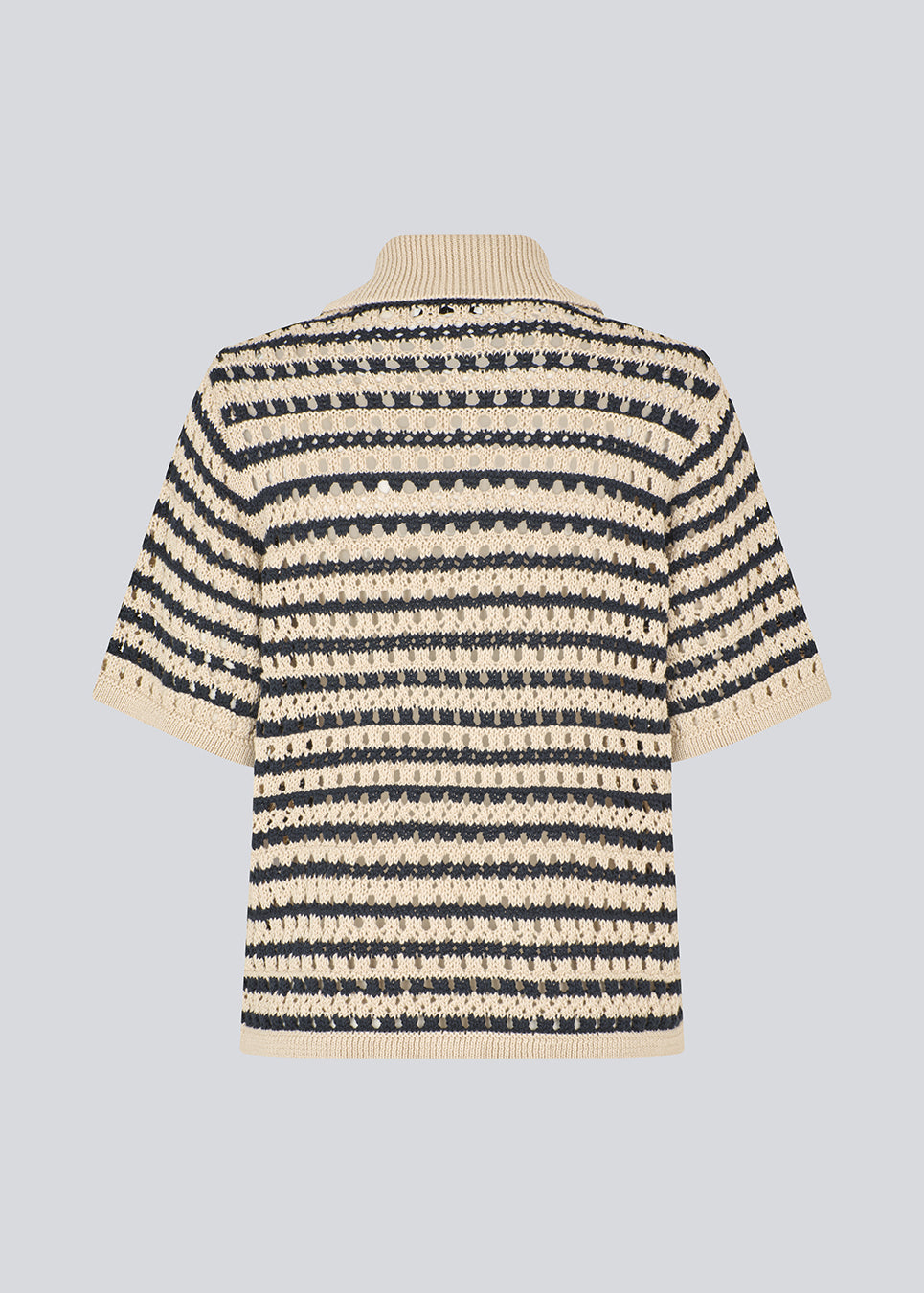 Elegant og let stribet cardigan i et smukt strikket hulmønster og striber. VesterMD stripe cardigan har korte ærmer, krave og justerbar snørelukning foran, der giver et feminint og afslappet udtryk. Fremstillet i 100% økologisk bomuld for en blød og åndbar komfort.