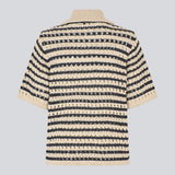 Elegant og let stribet cardigan i et smukt strikket hulmønster og striber. VesterMD stripe cardigan har korte ærmer, krave og justerbar snørelukning foran, der giver et feminint og afslappet udtryk. Fremstillet i 100% økologisk bomuld for en blød og åndbar komfort.