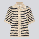 Elegant og let stribet cardigan i et smukt strikket hulmønster og striber. VesterMD stripe cardigan har korte ærmer, krave og justerbar snørelukning foran, der giver et feminint og afslappet udtryk. Fremstillet i 100% økologisk bomuld for en blød og åndbar komfort.