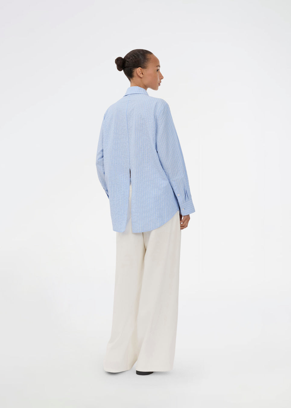 Lang, klassisk blå skjorte med striber. ViggeMD Stripe Shirt har tidløse detaljer som krave, knappelukning, manchetter og en høj slids bagpå som tilføjer et moderne twist til det ellers enkle design. Modellen er 175 cm og har en str. S/36 på.


Materiale:
50% Økologisk Bomuld
50% Polyester