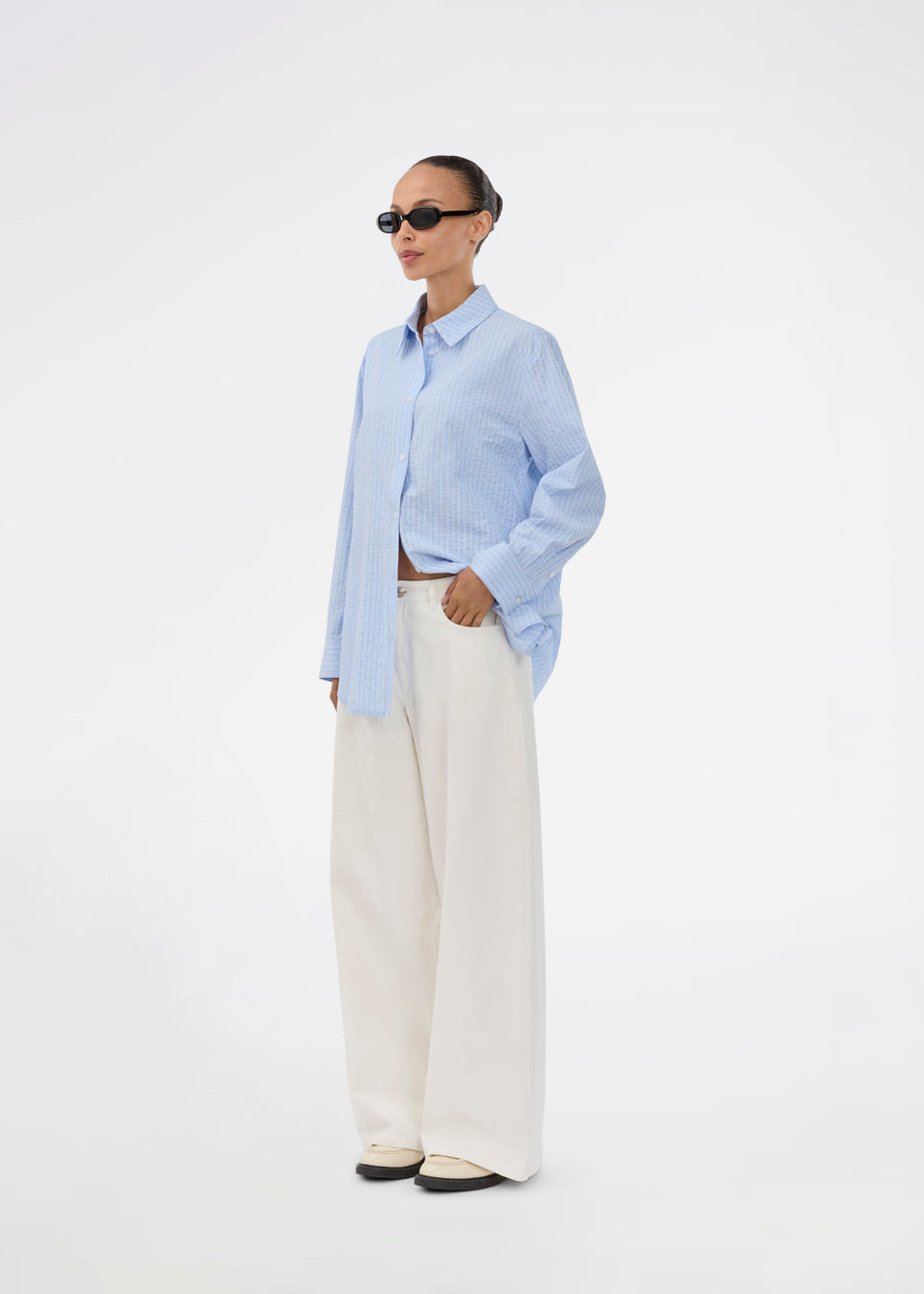 Lang, klassisk blå skjorte med striber. ViggeMD Stripe Shirt har tidløse detaljer som krave, knappelukning, manchetter og en høj slids bagpå som tilføjer et moderne twist til det ellers enkle design. Modellen er 175 cm og har en str. S/36 på.


Materiale:
50% Økologisk Bomuld
50% Polyester