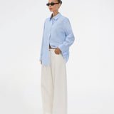Lang, klassisk blå skjorte med striber. ViggeMD Stripe Shirt har tidløse detaljer som krave, knappelukning, manchetter og en høj slids bagpå som tilføjer et moderne twist til det ellers enkle design. Modellen er 175 cm og har en str. S/36 på.


Materiale:
50% Økologisk Bomuld
50% Polyester