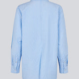 Lang, klassisk blå skjorte med striber. ViggeMD Stripe Shirt har tidløse detaljer som krave, knappelukning, manchetter og en høj slids bagpå som tilføjer et moderne twist til det ellers enkle design. Modellen er 175 cm og har en str. S/36 på.


Materiale:
50% Økologisk Bomuld
50% Polyester