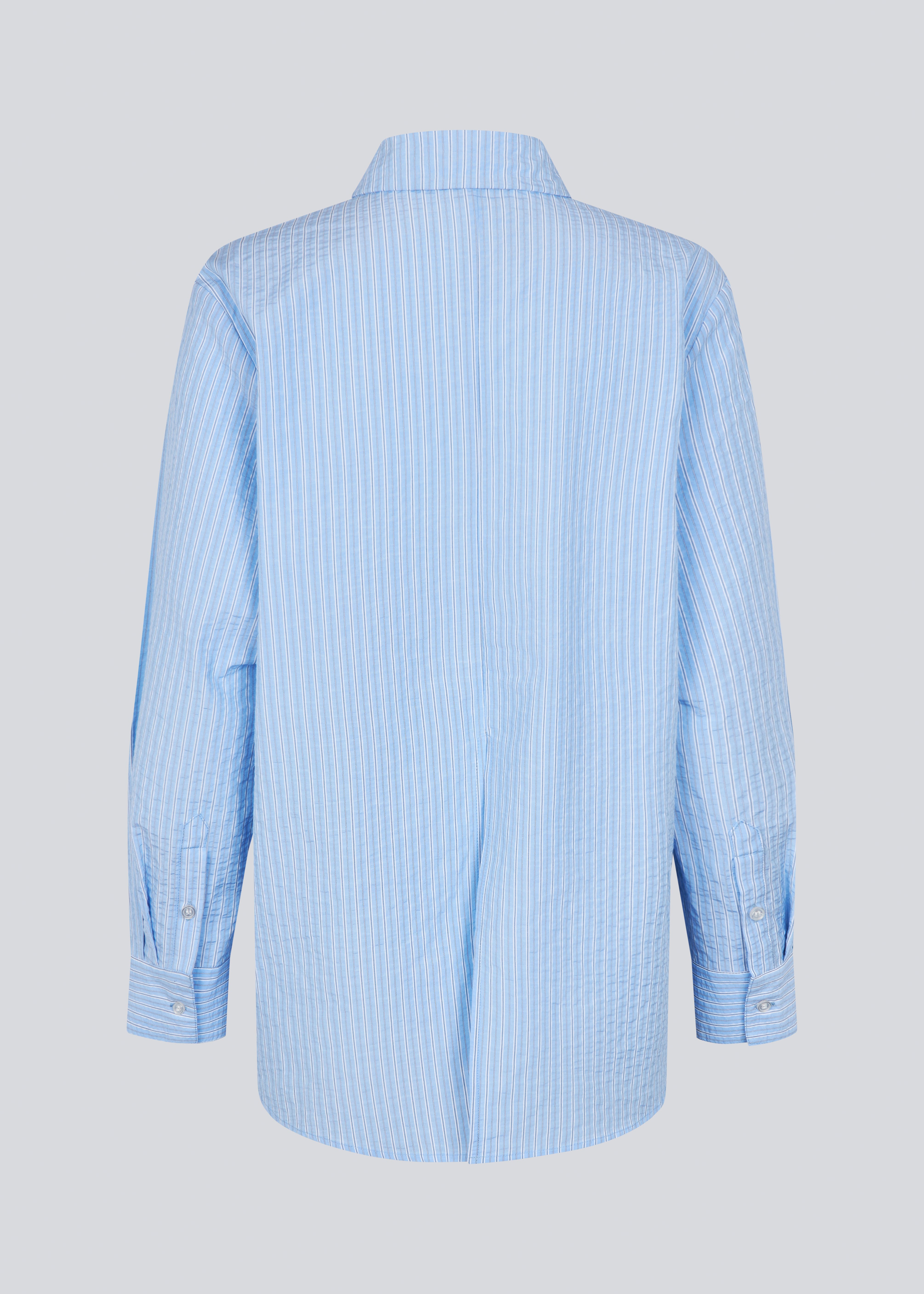 Lang, klassisk blå skjorte med striber. ViggeMD Stripe Shirt har tidløse detaljer som krave, knappelukning, manchetter og en høj slids bagpå som tilføjer et moderne twist til det ellers enkle design. Modellen er 175 cm og har en str. S/36 på.


Materiale:
50% Økologisk Bomuld
50% Polyester