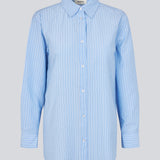 Lang, klassisk blå skjorte med striber. ViggeMD Stripe Shirt har tidløse detaljer som krave, knappelukning, manchetter og en høj slids bagpå som tilføjer et moderne twist til det ellers enkle design. Modellen er 175 cm og har en str. S/36 på.


Materiale:
50% Økologisk Bomuld
50% Polyester