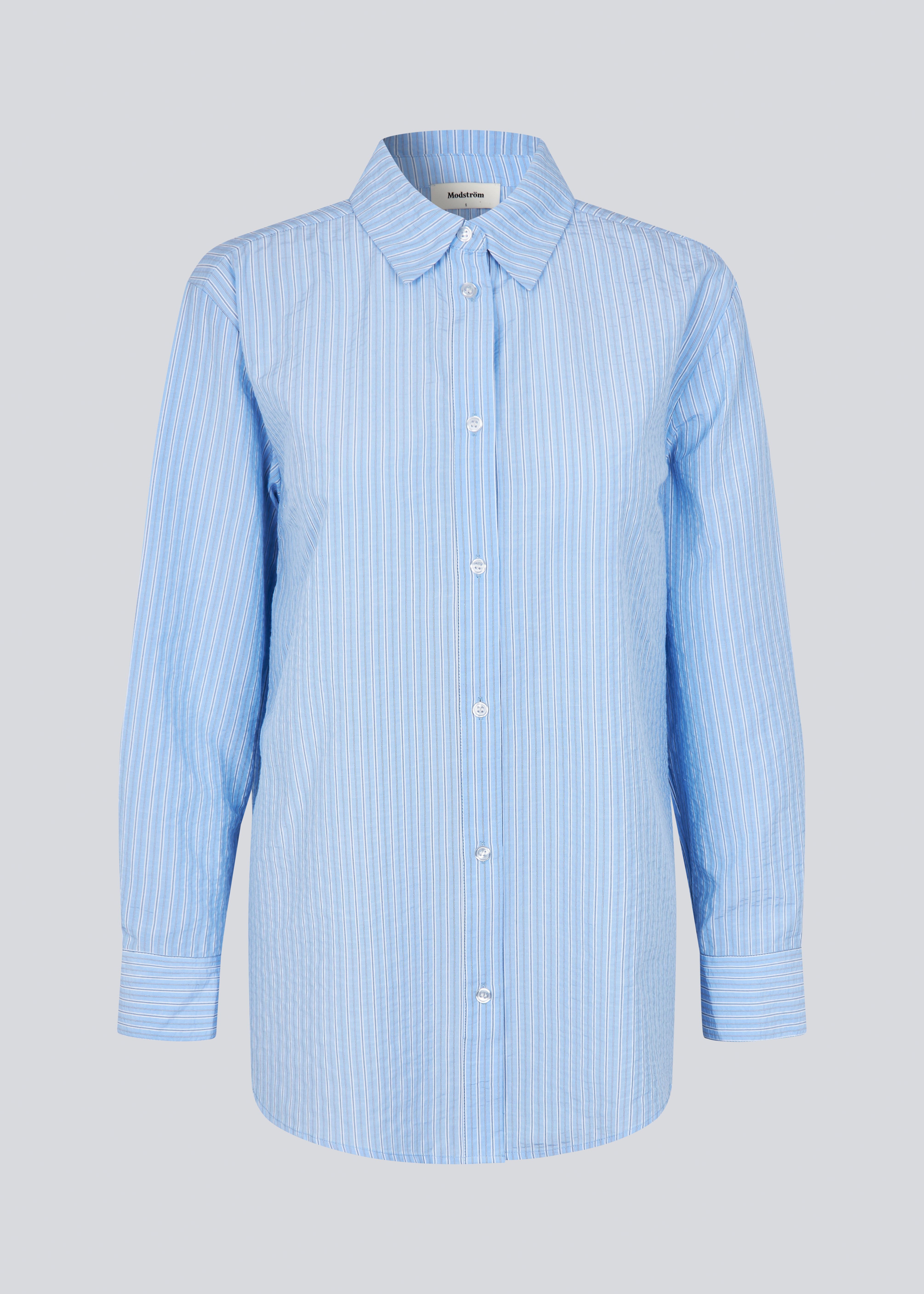 Lang, klassisk blå skjorte med striber. ViggeMD Stripe Shirt har tidløse detaljer som krave, knappelukning, manchetter og en høj slids bagpå som tilføjer et moderne twist til det ellers enkle design. Modellen er 175 cm og har en str. S/36 på.


Materiale:
50% Økologisk Bomuld
50% Polyester