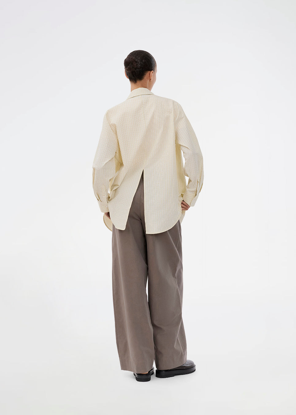 Lang, klassisk gul skjorte med striber. ViggeMD Stripe Shirt har tidløse detaljer som krave, knappelukning, manchetter og en høj slids bagpå som tilføjer et moderne twist til det ellers enkle design.&nbsp;