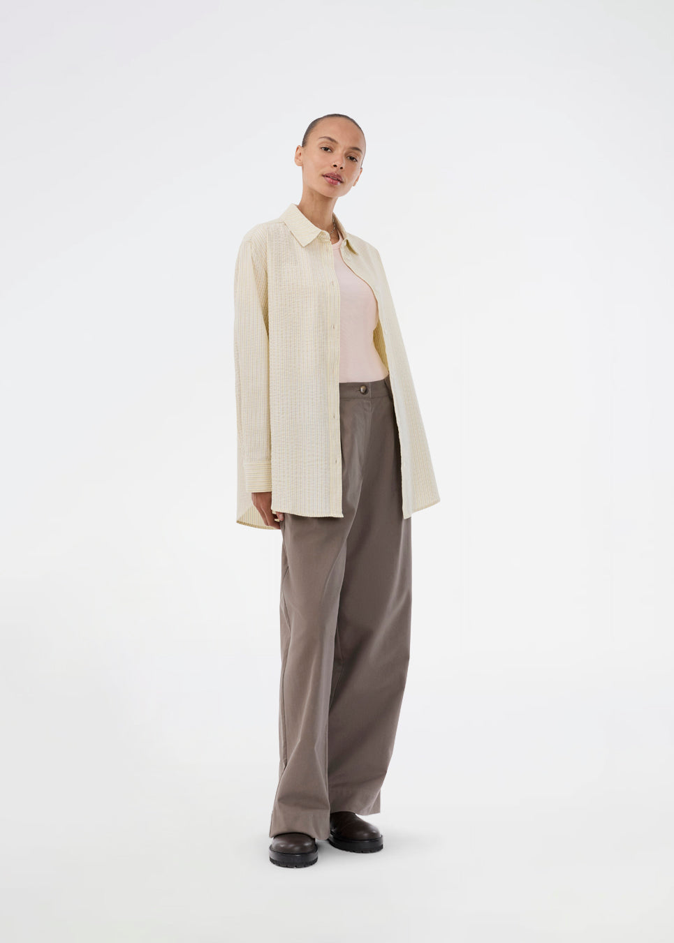 Lang, klassisk gul skjorte med striber. ViggeMD Stripe Shirt har tidløse detaljer som krave, knappelukning, manchetter og en høj slids bagpå som tilføjer et moderne twist til det ellers enkle design.&nbsp;