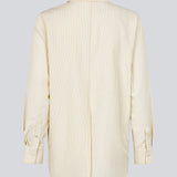 Lang, klassisk gul skjorte med striber. ViggeMD Stripe Shirt har tidløse detaljer som krave, knappelukning, manchetter og en høj slids bagpå som tilføjer et moderne twist til det ellers enkle design.&nbsp;