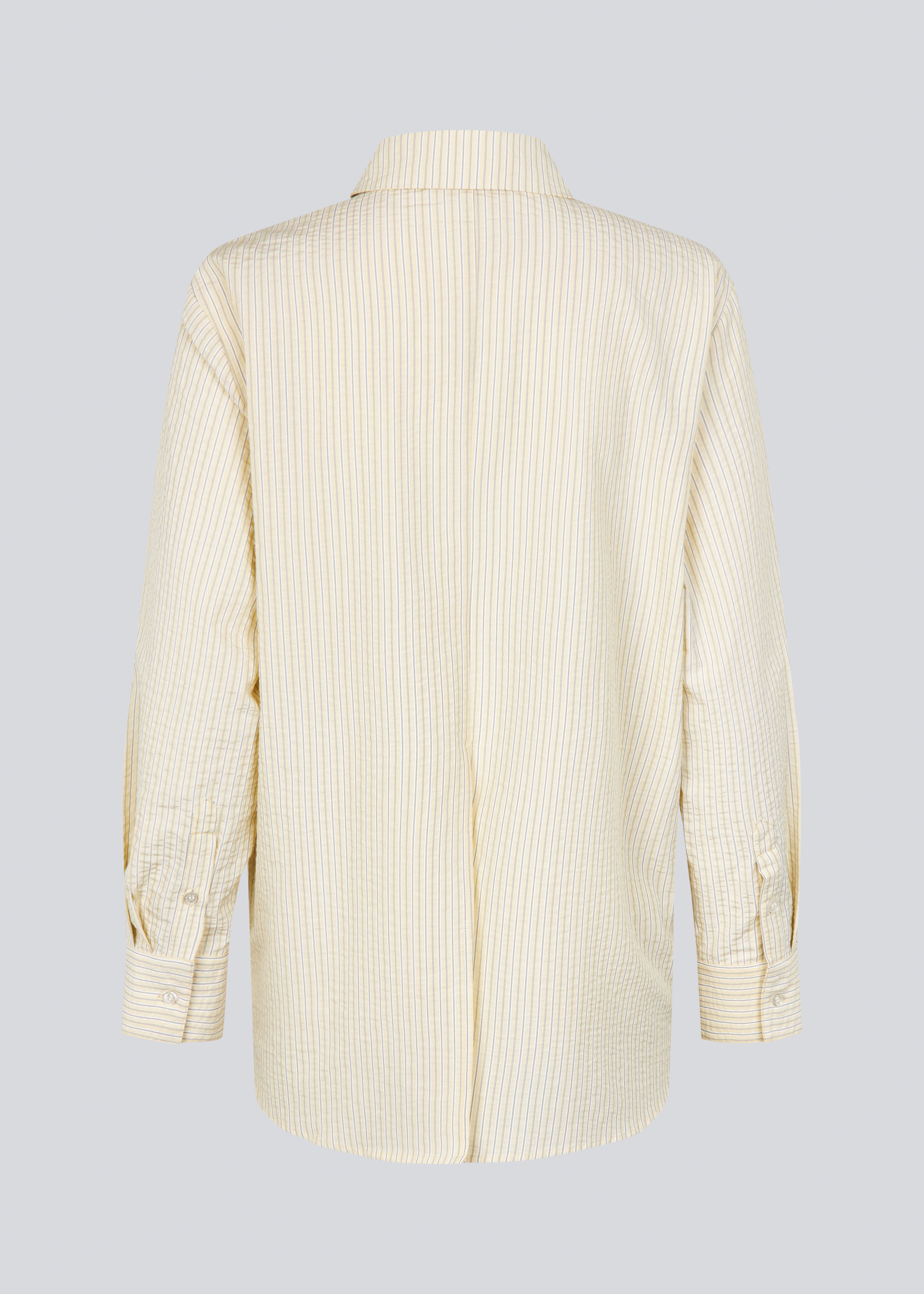 Lang, klassisk gul skjorte med striber. ViggeMD Stripe Shirt har tidløse detaljer som krave, knappelukning, manchetter og en høj slids bagpå som tilføjer et moderne twist til det ellers enkle design.&nbsp;