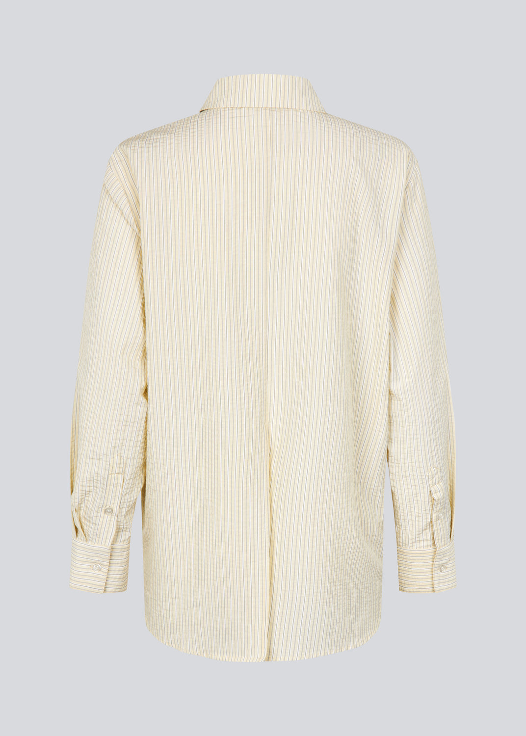 Lang, klassisk gul skjorte med striber. ViggeMD Stripe Shirt har tidløse detaljer som krave, knappelukning, manchetter og en høj slids bagpå som tilføjer et moderne twist til det ellers enkle design.&nbsp;