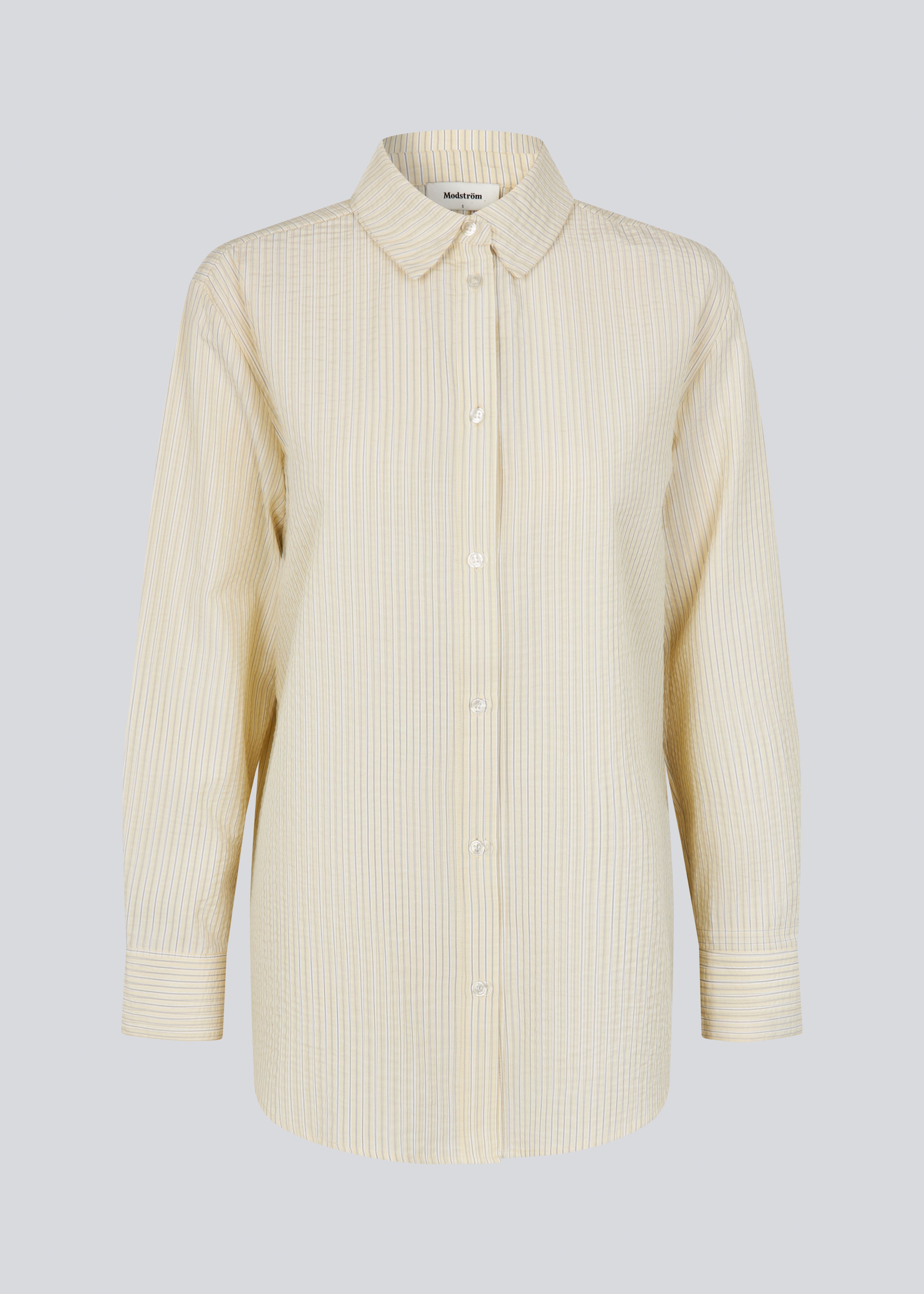 Lang, klassisk gul skjorte med striber. ViggeMD Stripe Shirt har tidløse detaljer som krave, knappelukning, manchetter og en høj slids bagpå som tilføjer et moderne twist til det ellers enkle design