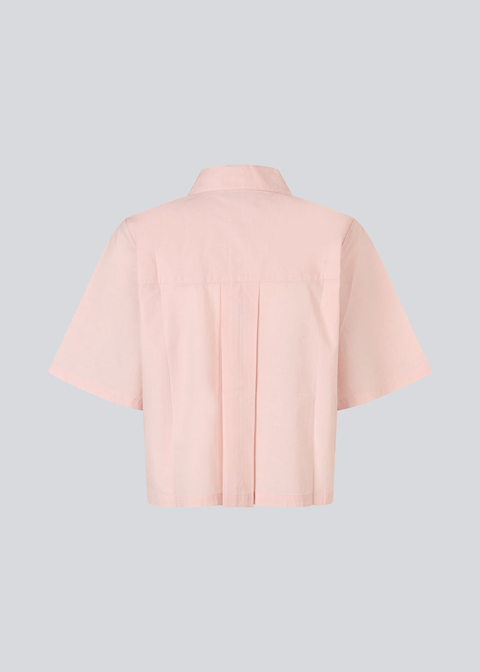 Kort skjorte i lyserød med brede korte ærmer. VilbertMD shirt er fremstillet i 100% økologisk bomuld og har klassiske detaljer som krave, knappelukning og brystlomme.