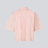 Kort skjorte i lyserød med brede korte ærmer. VilbertMD shirt er fremstillet i 100% økologisk bomuld og har klassiske detaljer som krave, knappelukning og brystlomme.