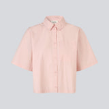 Kort skjorte i lyserød med brede korte ærmer. VilbertMD shirt er fremstillet i 100% økologisk bomuld og har klassiske detaljer som krave, knappelukning og brystlomme.
