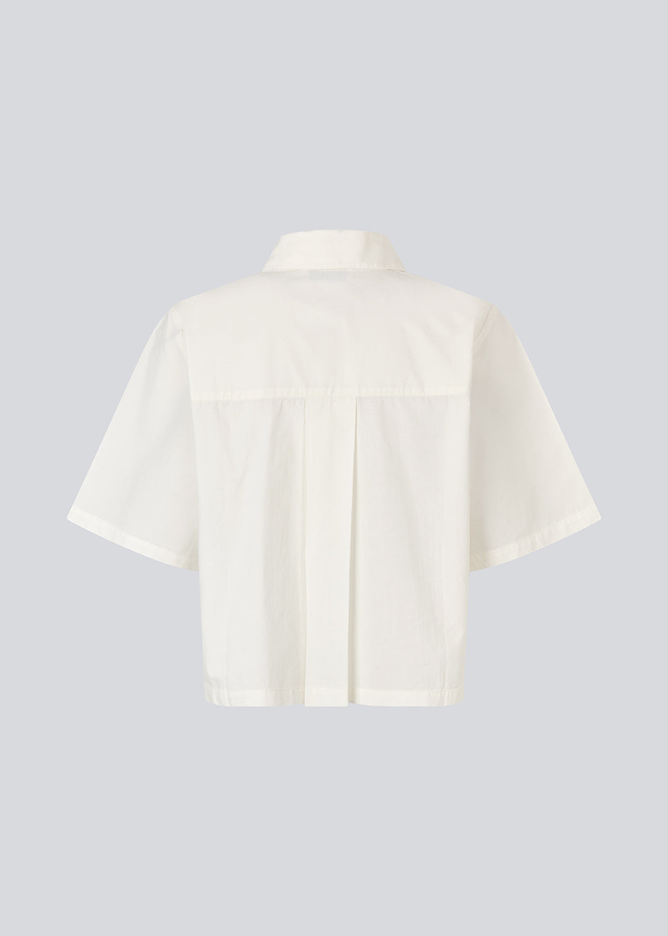 Kort skjorte i hvid med brede korte ærmer. VilbertMD shirt er fremstillet i 100% økologisk bomuld og har klassiske detaljer som krave, knappelukning og brystlomme.