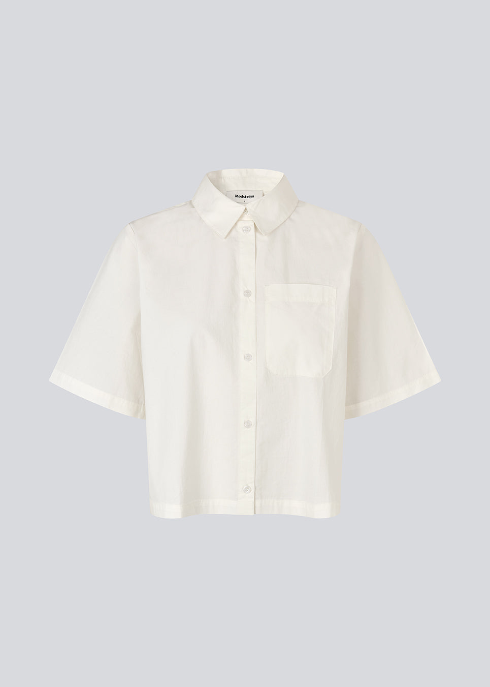 Kort skjorte i hvid med brede korte ærmer. VilbertMD shirt er fremstillet i 100% økologisk bomuld og har klassiske detaljer som krave, knappelukning og brystlomme.