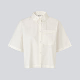 Kort skjorte i hvid med brede korte ærmer. VilbertMD shirt er fremstillet i 100% økologisk bomuld og har klassiske detaljer som krave, knappelukning og brystlomme.