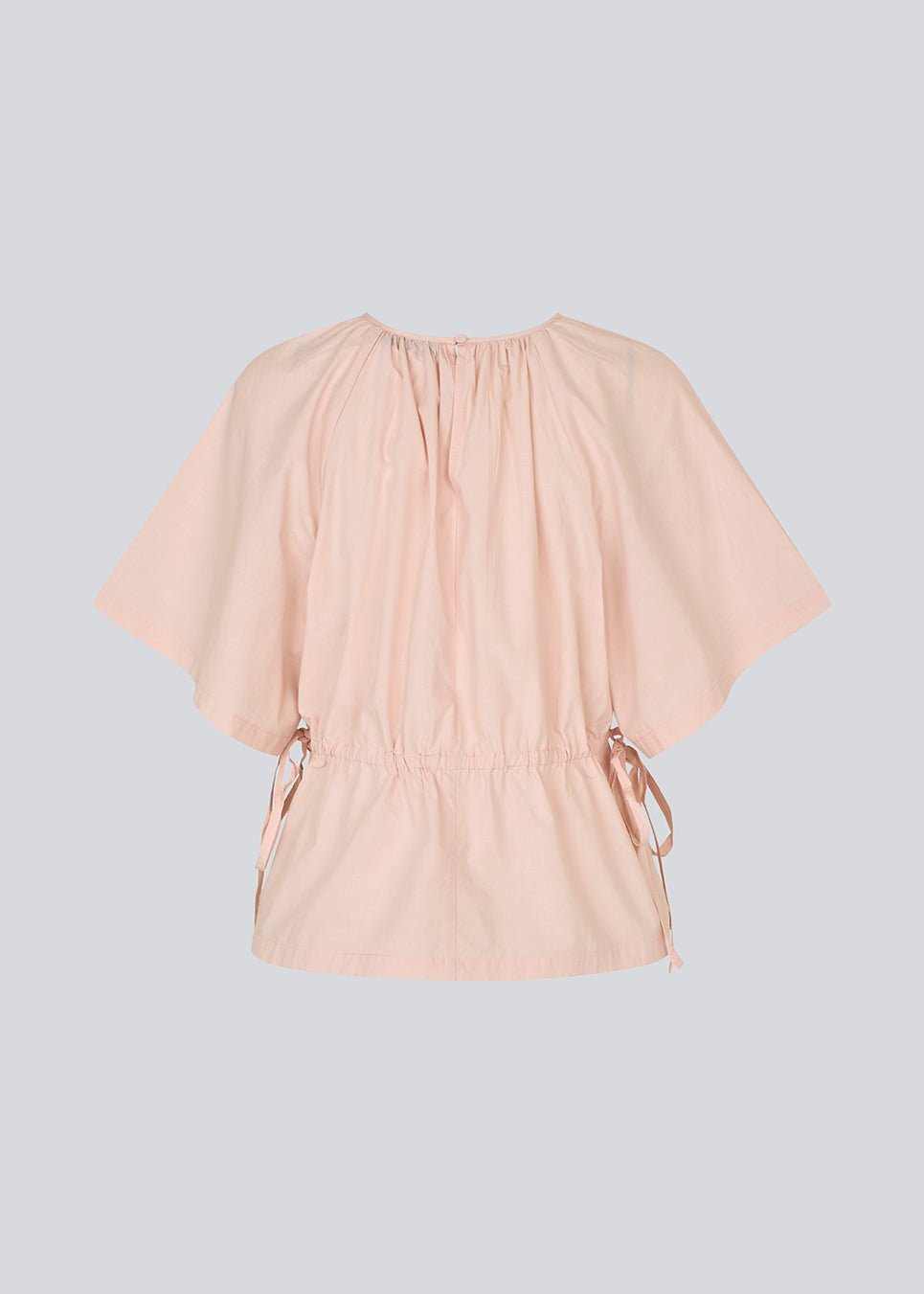 Let og feminin top i lyserød. Vilbertmd top er designet med bløde læg ved halsen, korte vide ærmer og bindebånd i siden, der skaber et afslappet men raffineret udtryk. En elegant style, der nemt kan dresses op eller ned i den moderne garderobe.