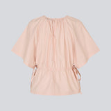 Let og feminin top i lyserød. Vilbertmd top er designet med bløde læg ved halsen, korte vide ærmer og bindebånd i siden, der skaber et afslappet men raffineret udtryk. En elegant style, der nemt kan dresses op eller ned i den moderne garderobe.
