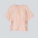 Let og feminin top i lyserød. Vilbertmd top er designet med bløde læg ved halsen, korte vide ærmer og bindebånd i siden, der skaber et afslappet men raffineret udtryk. En elegant style, der nemt kan dresses op eller ned i den moderne garderobe.