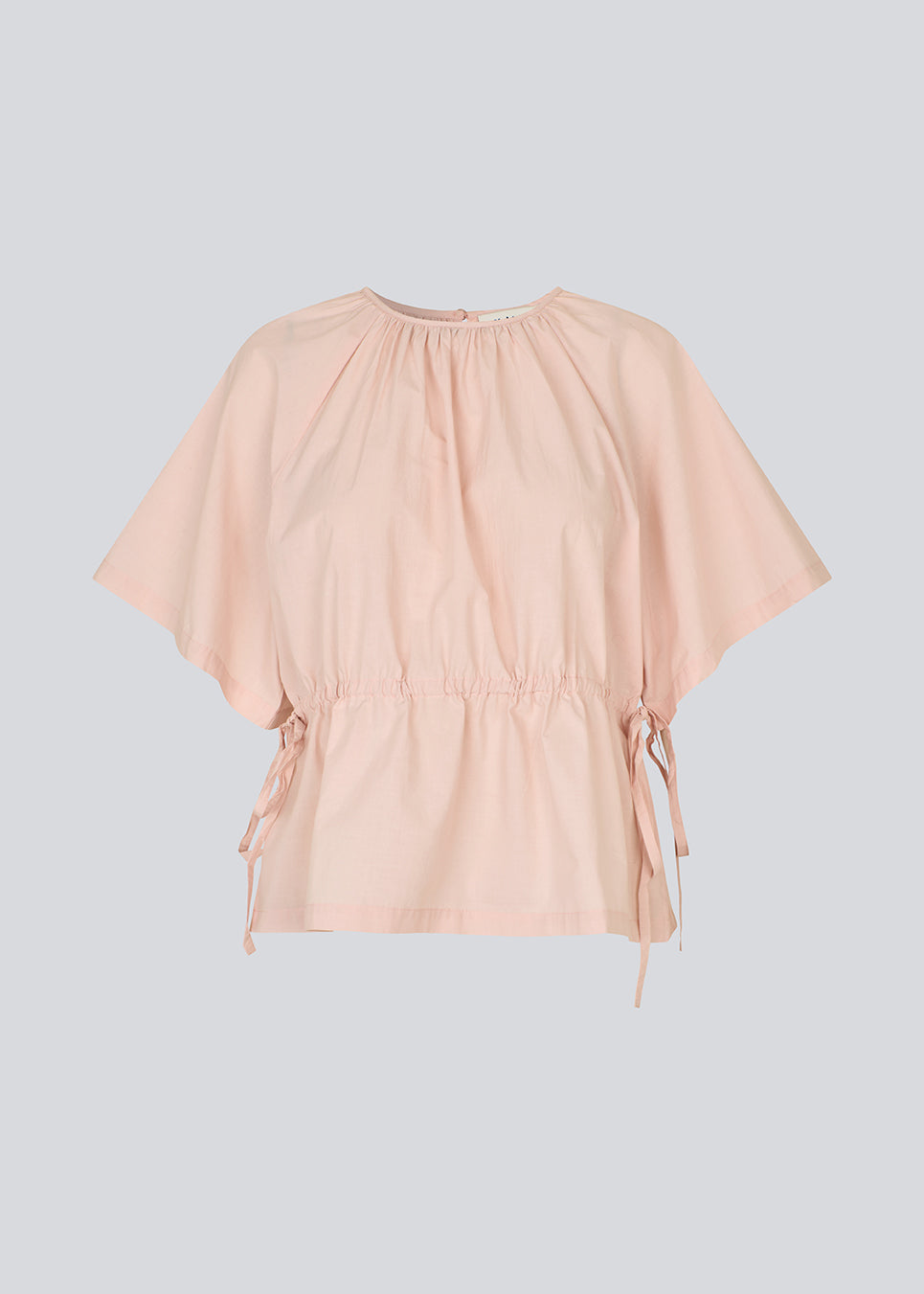 Let og feminin top i lyserød. Vilbertmd top er designet med bløde læg ved halsen, korte vide ærmer og bindebånd i siden, der skaber et afslappet men raffineret udtryk. En elegant style, der nemt kan dresses op eller ned i den moderne garderobe.