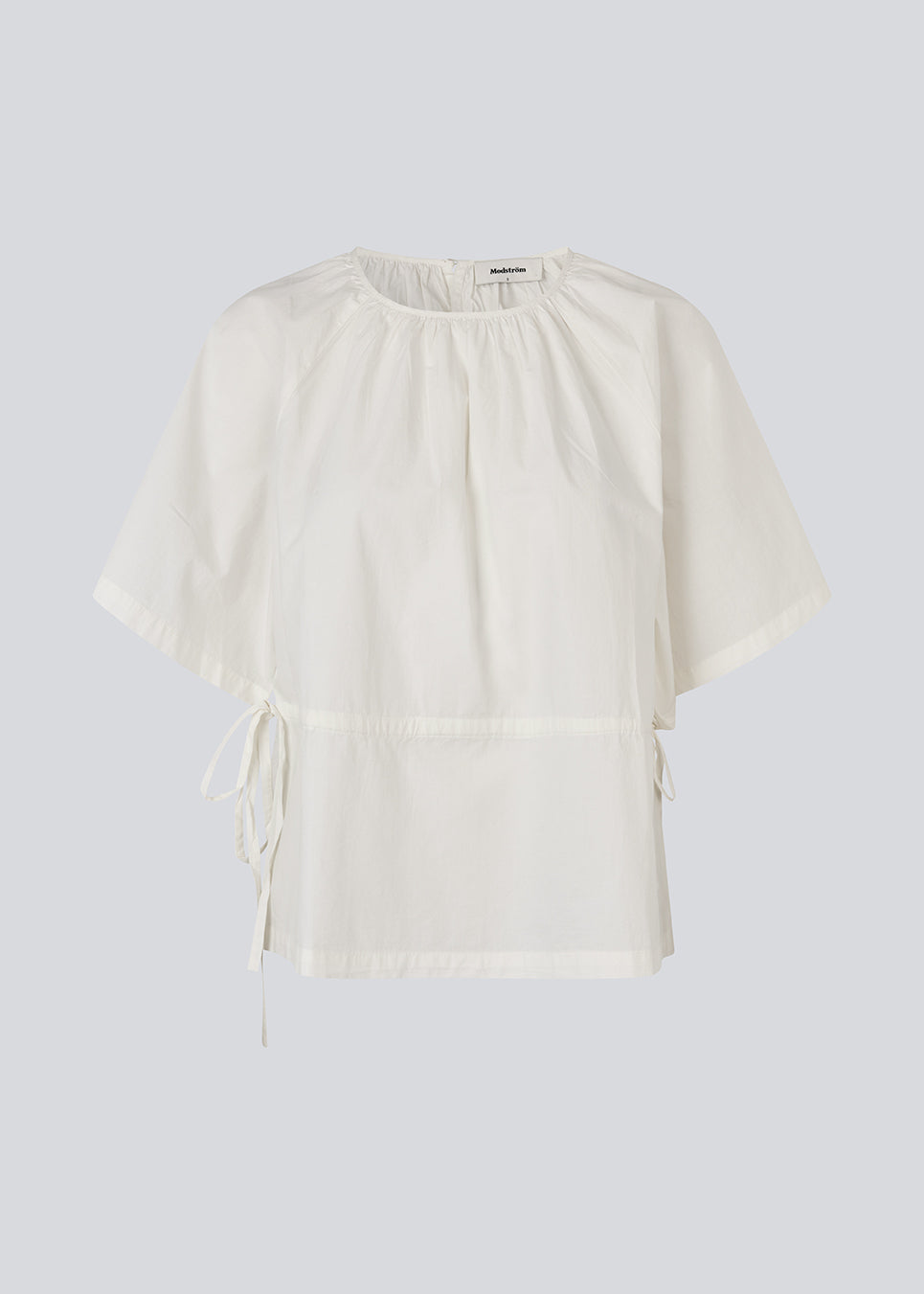 Let og feminin top i hvid. Vilbertmd top er designet med bløde læg ved halsen, korte vide ærmer og bindebånd i siden, der skaber et afslappet men raffineret udtryk. En elegant style, der nemt kan dresses op eller ned i den moderne garderobe.