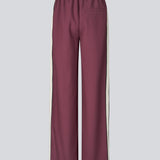 Komfortable bukser med moderne, sporty detaljer. VildarMD pants har stribe på siden og elastik i taljen bagtil, og giver et stilfuldt hverdagslook uden at gå på kompromis med komforten.