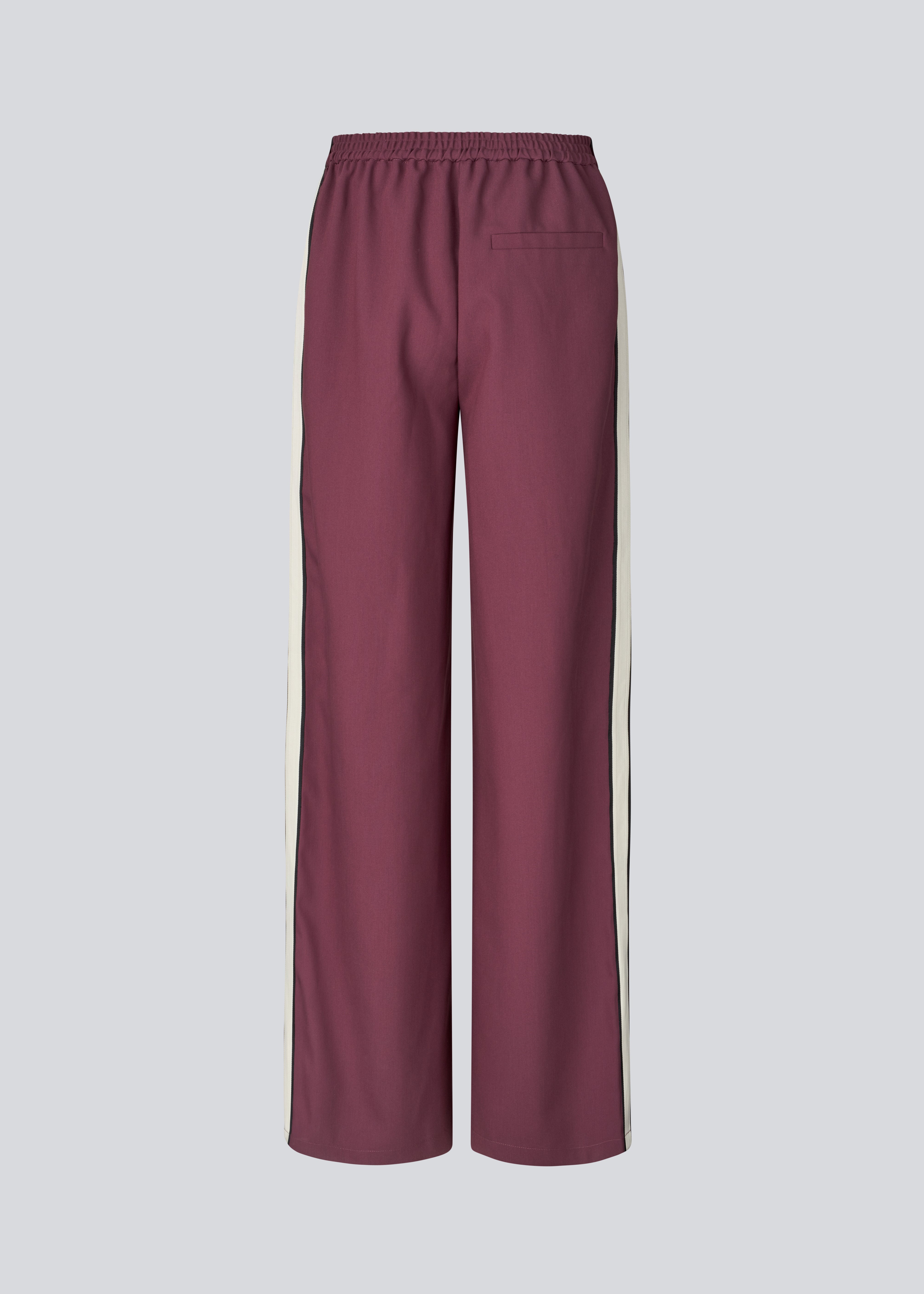 Komfortable bukser med moderne, sporty detaljer. VildarMD pants har stribe på siden og elastik i taljen bagtil, og giver et stilfuldt hverdagslook uden at gå på kompromis med komforten.